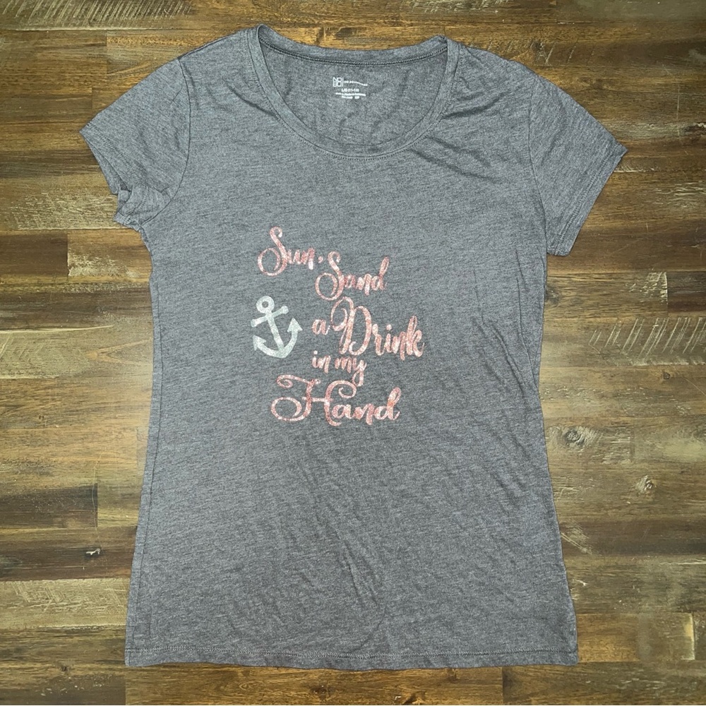 ✅ Gray custom graphic tee w/sparkly lettering “sun, sand, drink in my hand”